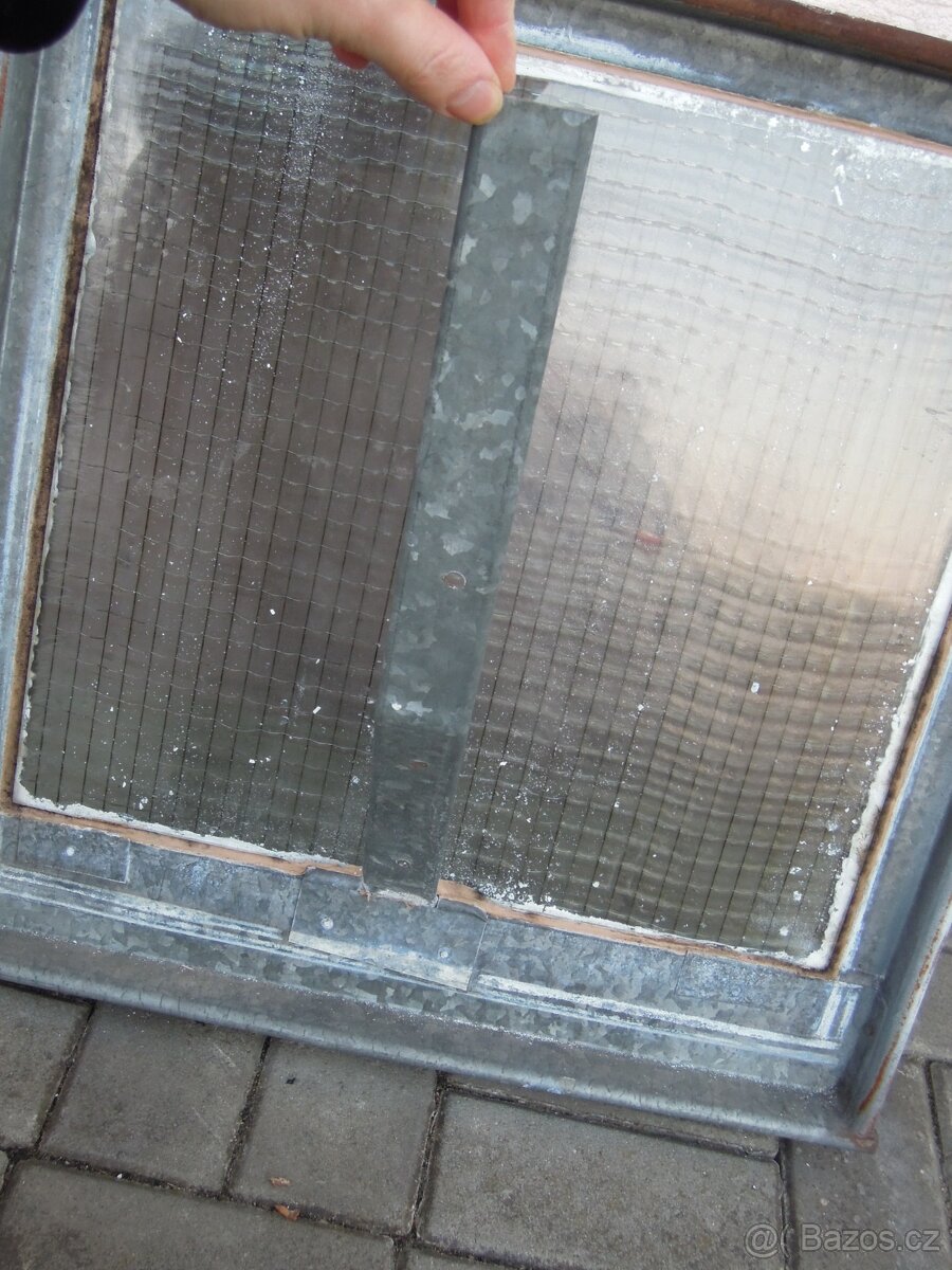 Střešní výlezové okno - výlez ke komínu - 6