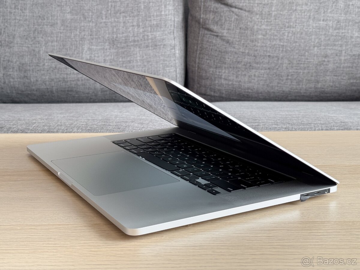 Apple MacBook Pro 16" - i9 2,4GHz, 32GB - 100% JAKO NOVÝ - 6