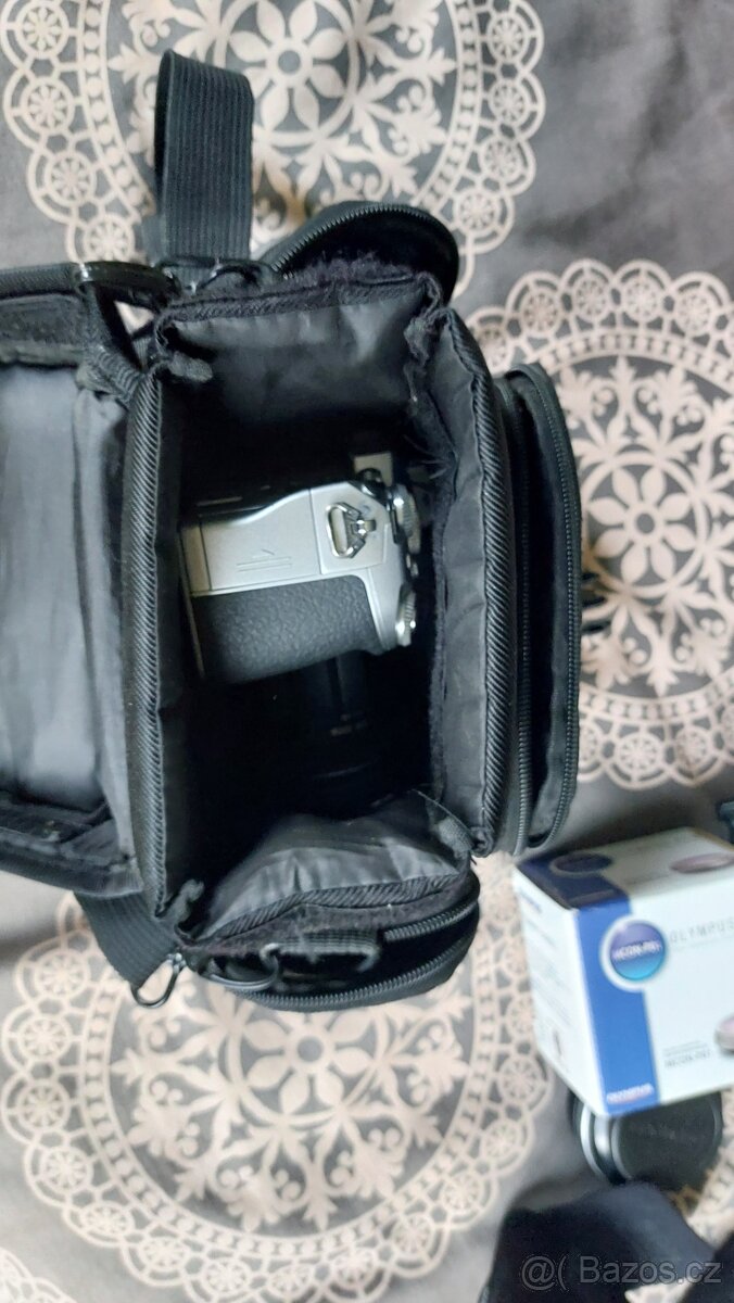 Olympus OM-D E-M1 s objektivem 14-150 a příslušenstvím - 6