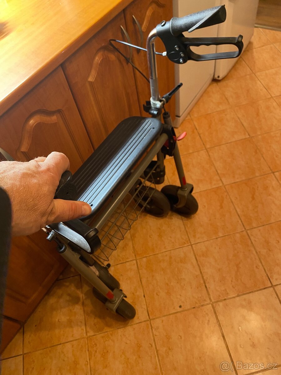 Skládací chodítko se sedátkem - 6