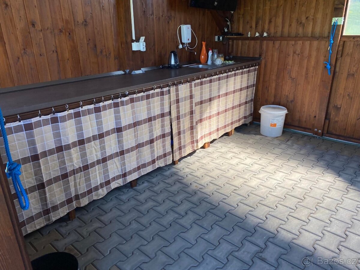 Slunná zahrada s bazénem, pergolou a technickým zázemím – Li - 6