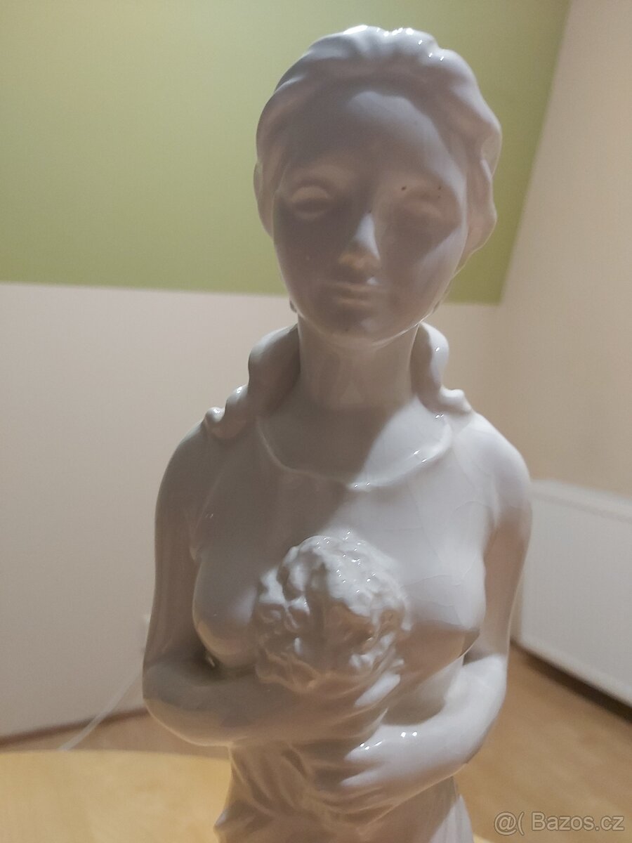 Krásná porcelánová soška dívky s květinami Pexider Letovice - 6