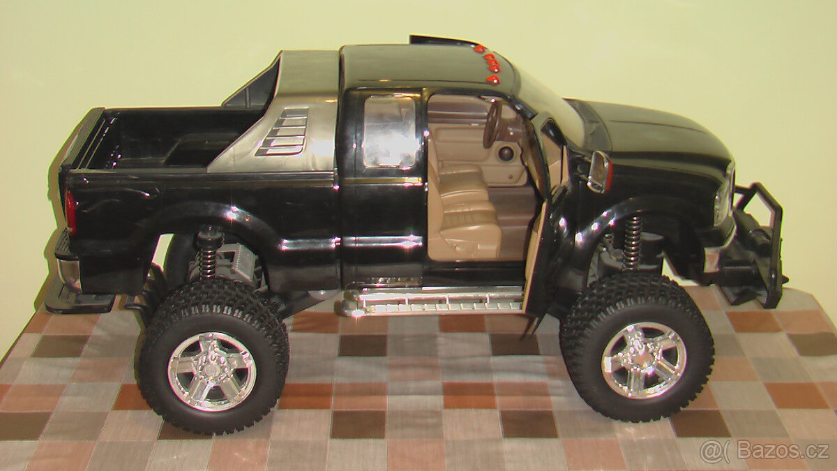 KRÁSNÉ DVĚ AUTA - JEEP a FORD - 6