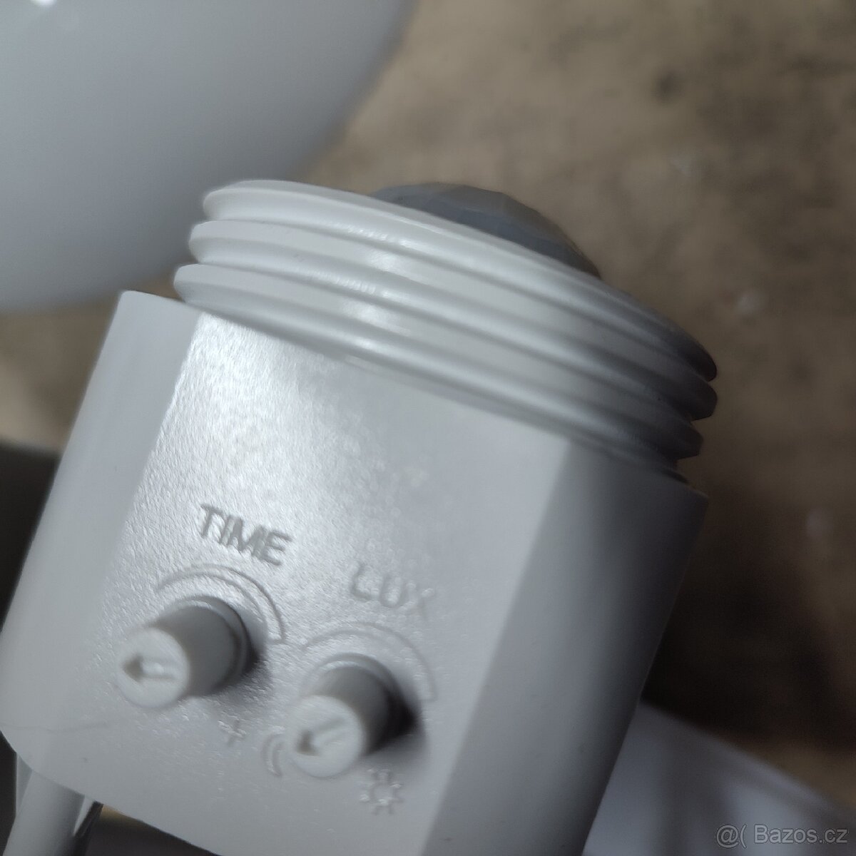 Stropní světlo s čidlem a žárovkou - 6