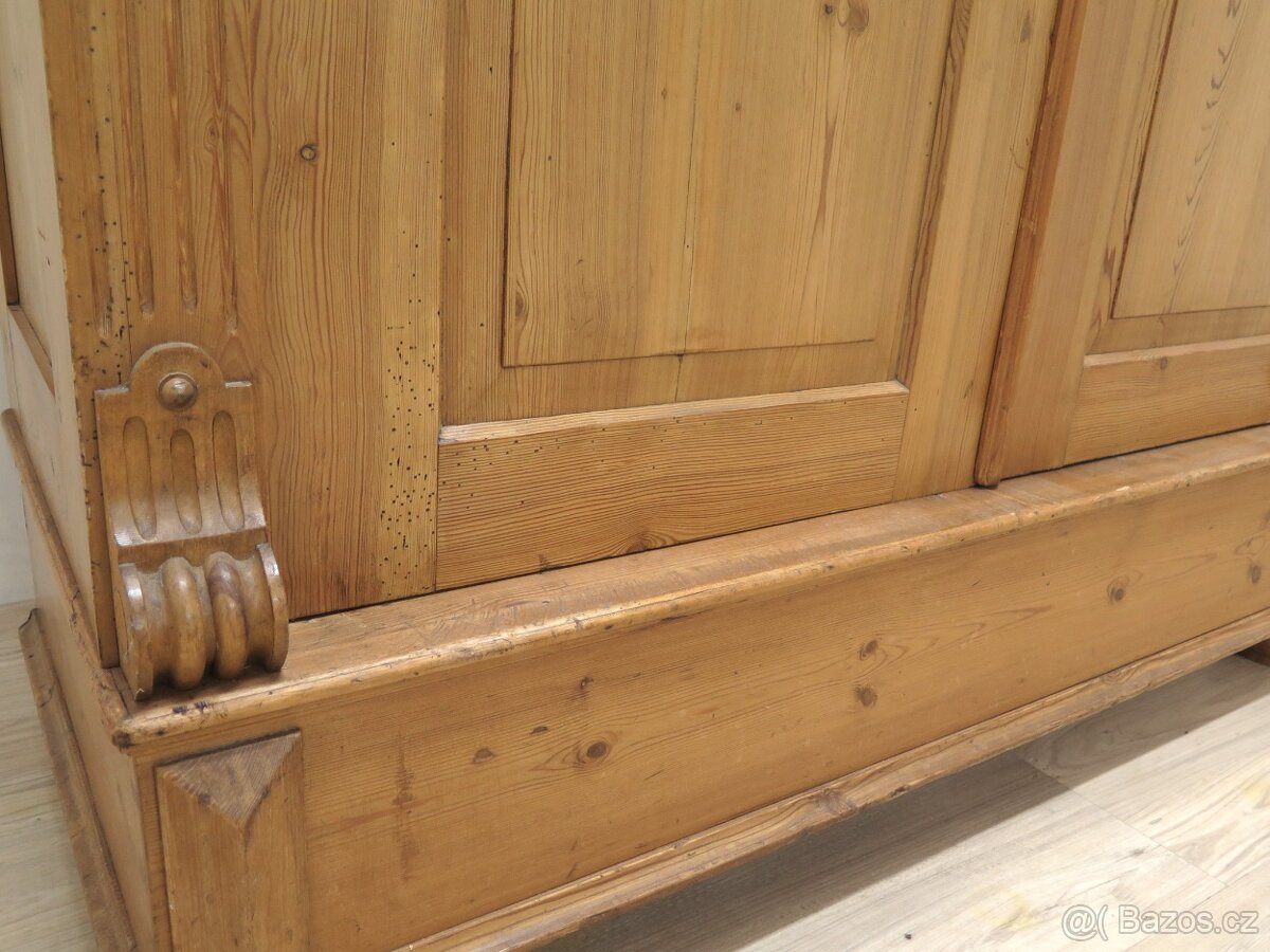 Starožitná šatní skříň - 6