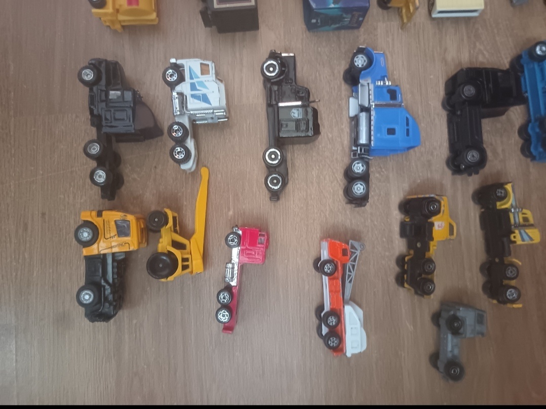 Sada kovových a plastových modelů nákladních aut – 26 kusů - 6