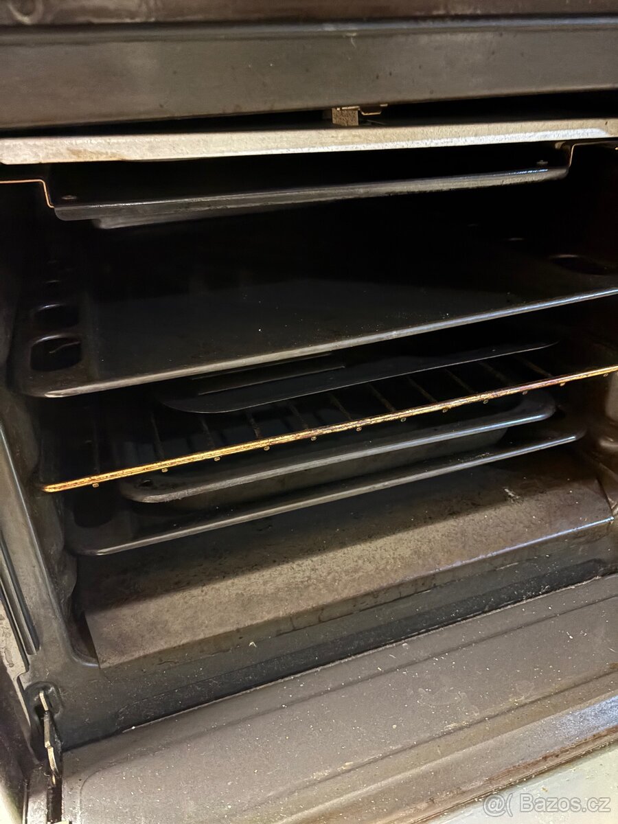 Stará trouba na elektřinu a sporák na plyn - 6