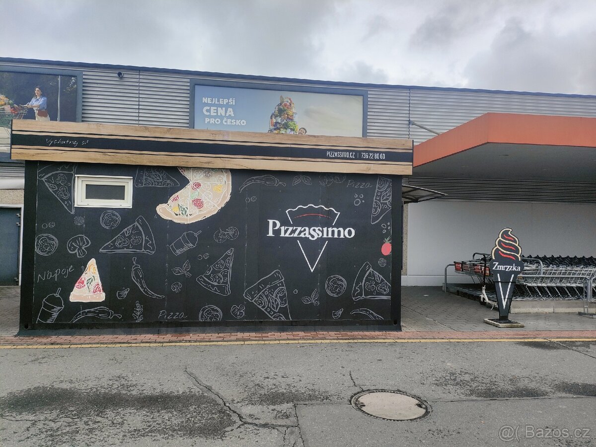 Prodejní stánek u obchodního centra. - 6