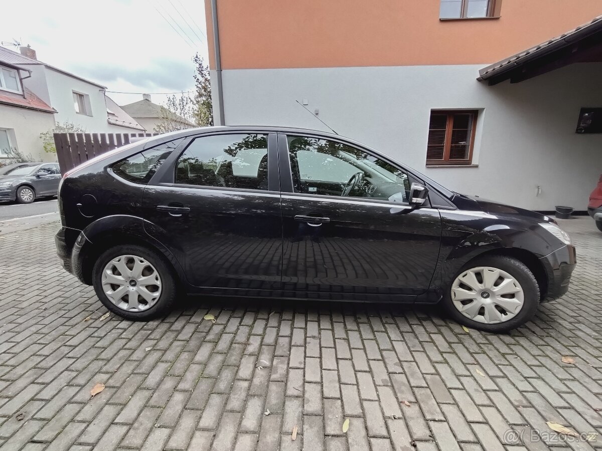 Ford Focus hatchback 1.6 (74kW), 2010, pouze 112tkm, černý - 6