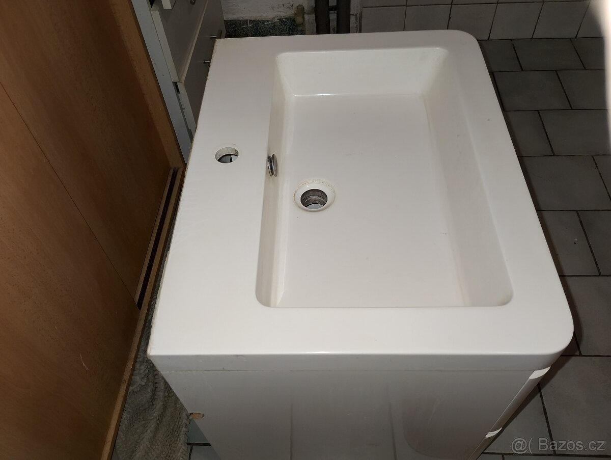 umyvadlo se skříňkama - 6