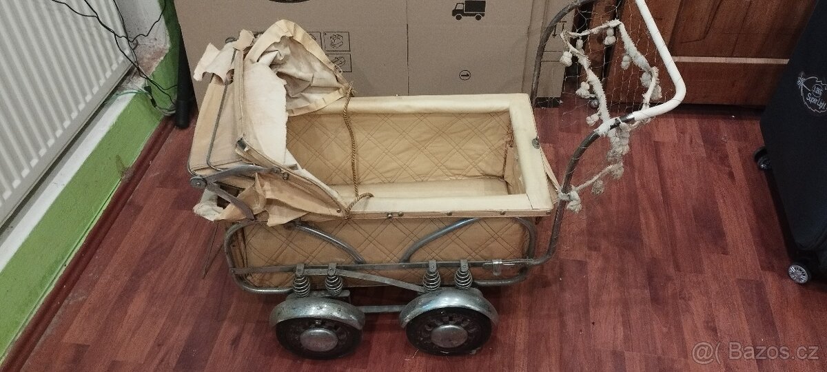 Stará panenka, medvěd (bručí), kočárek pro panenky + oblečky - 6