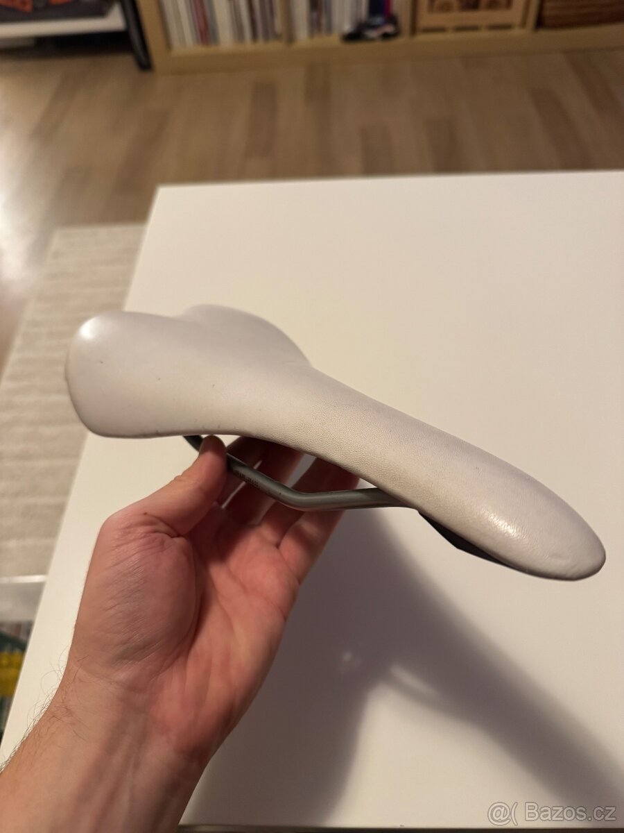 Silnicni sedlo bile no name - 6