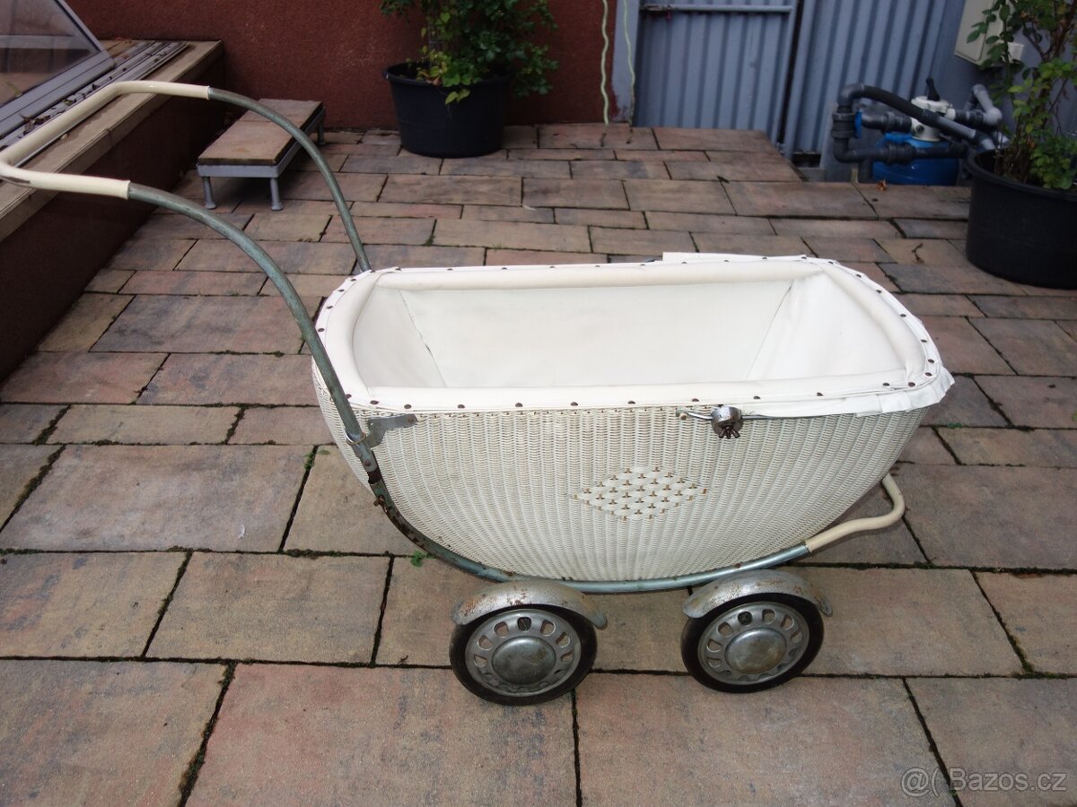 Starý kočárek proutěný /bužírkový/, velký na děcka - 6