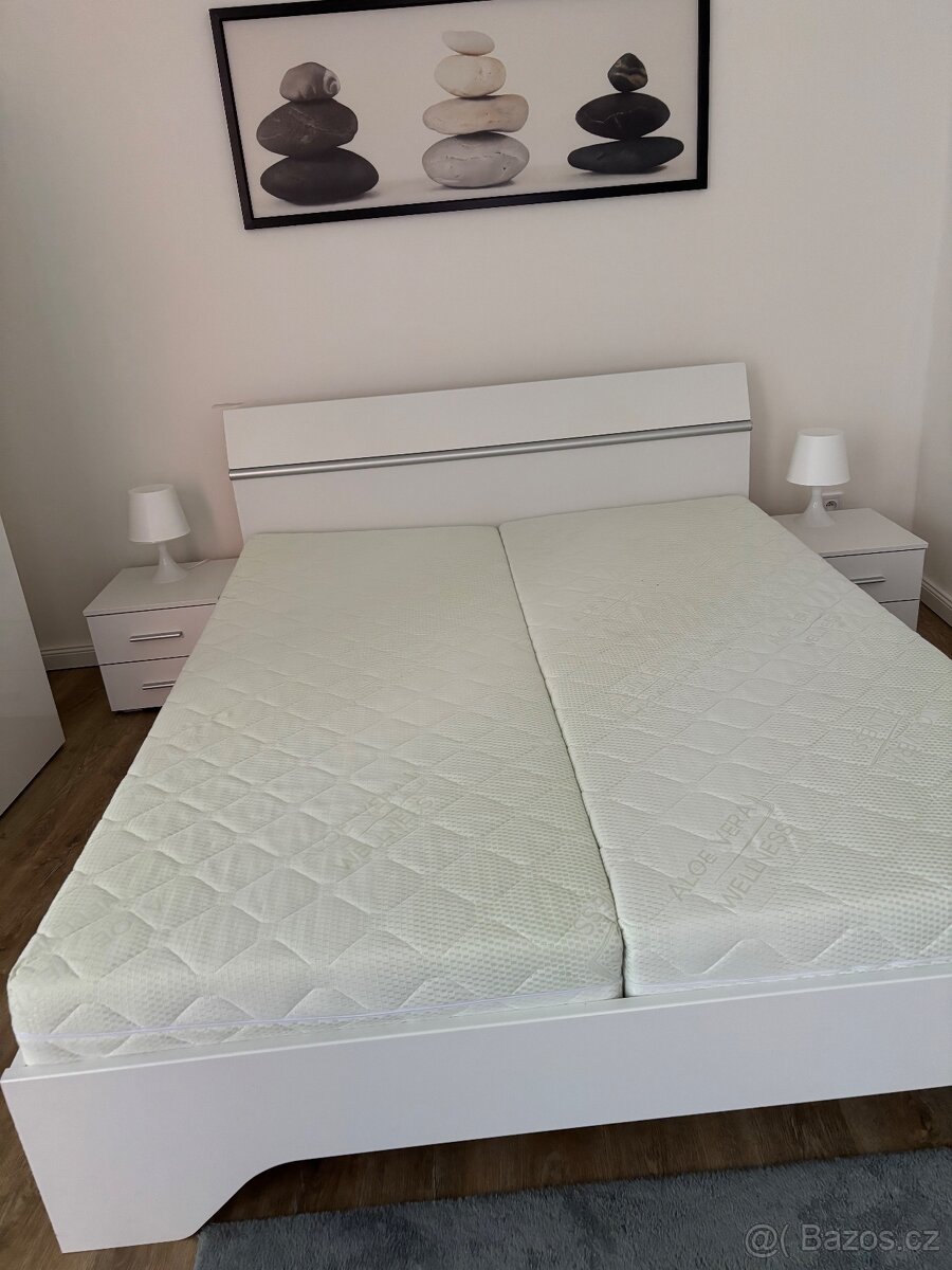 Krásná bílá postel s nočními stolky - 6