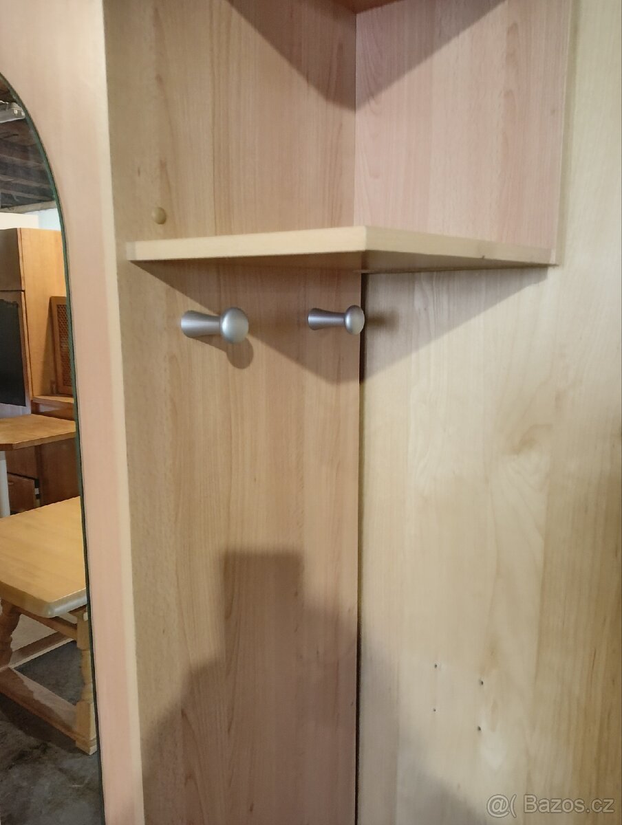 Předsíňová šatní skříň s věšáky na bundy - 6