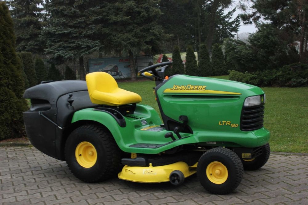 Zahradni traktor John Deere ltr180 - 6