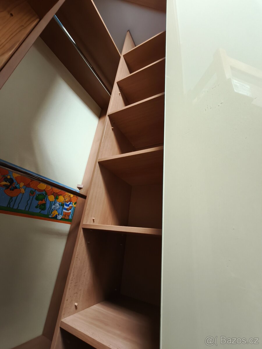 Rohová vestavěná skříň - 6