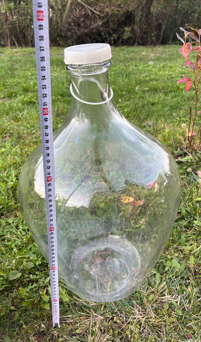 Skleněné nádoby – 25 l demižon + hnědá laboratorní láhev - 6