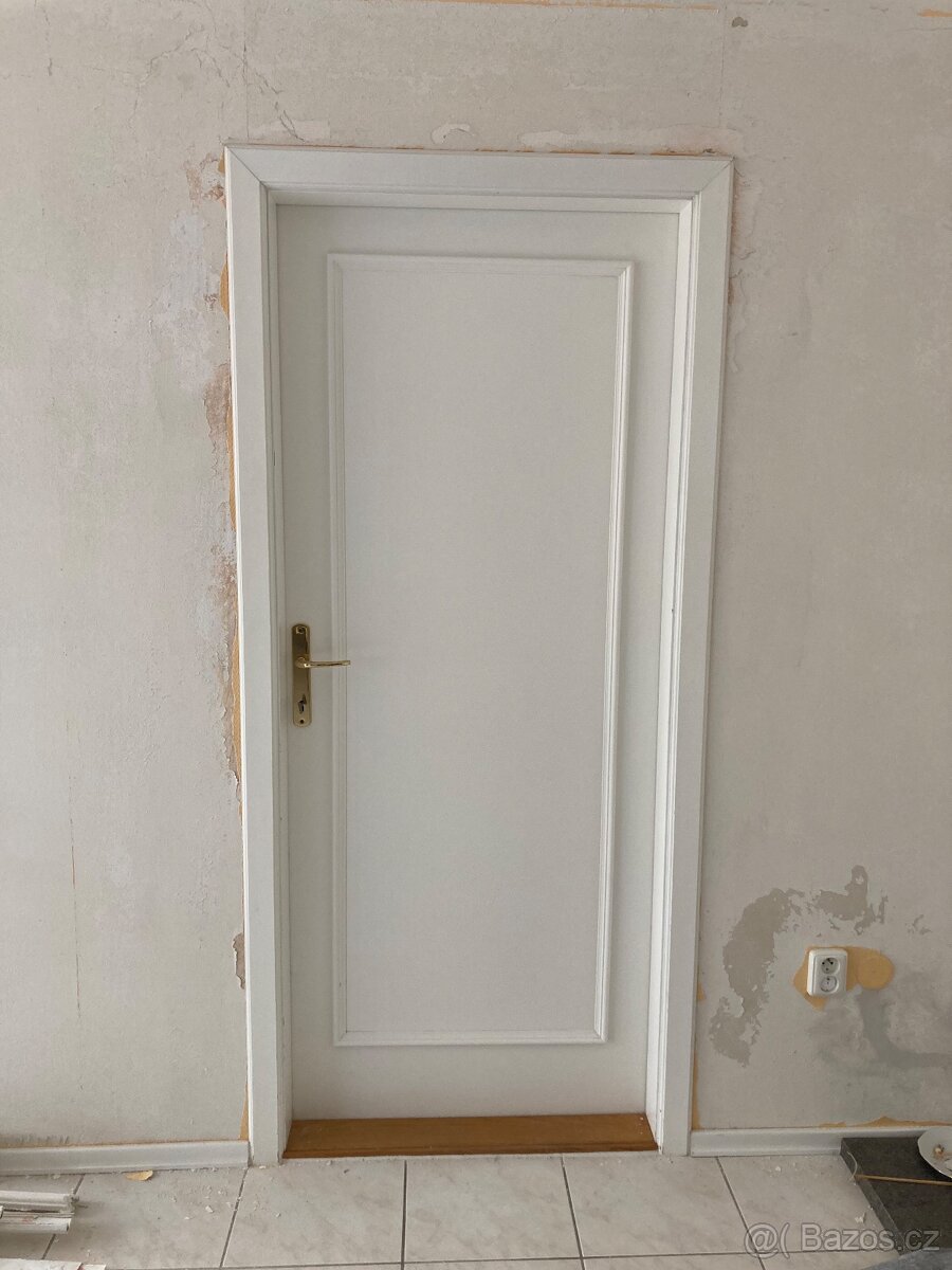 Sada interiérových dveří - dřevěné, bílé, některé prosklené - 6
