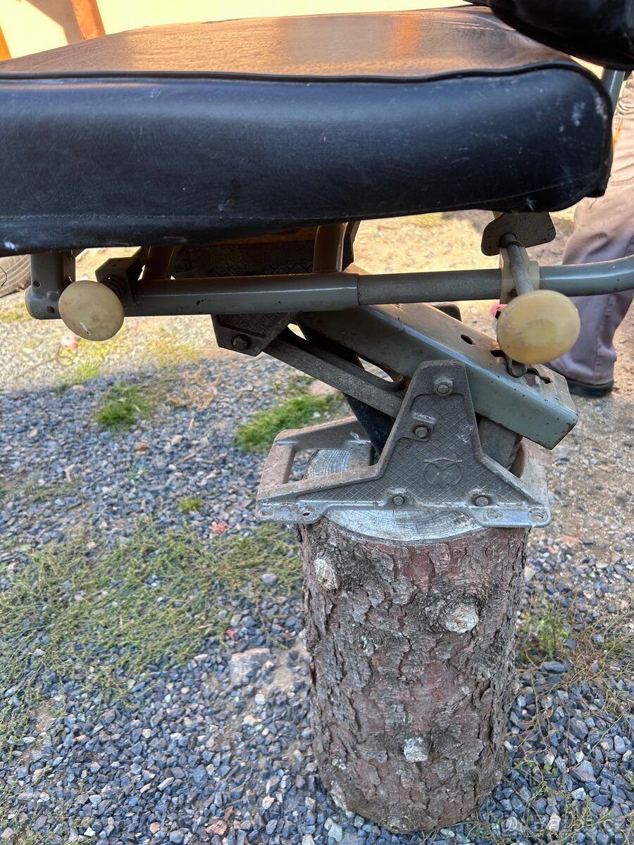 Sedačka na traktor IFA - 6