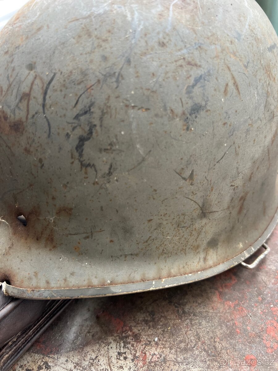 Vojenská helma . - 6