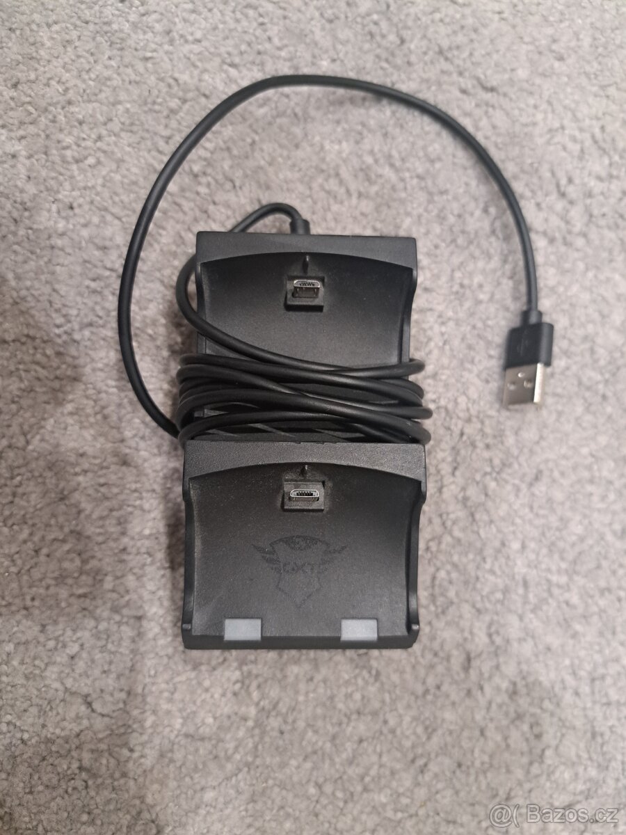 PS4 PRO + nějaké hry a nabíječka - 6