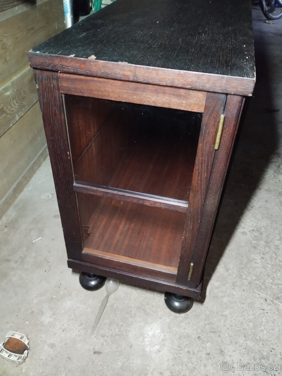 PROSKLENÁ SKŘÍŇKA - 6