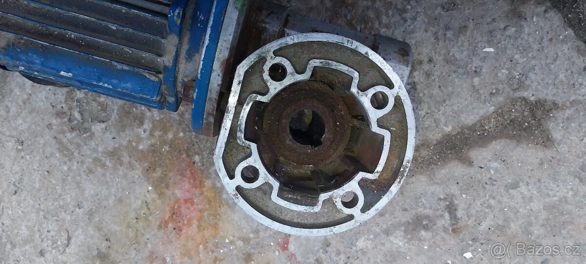 Prodám motor, převodovkou, na vrátek - 6