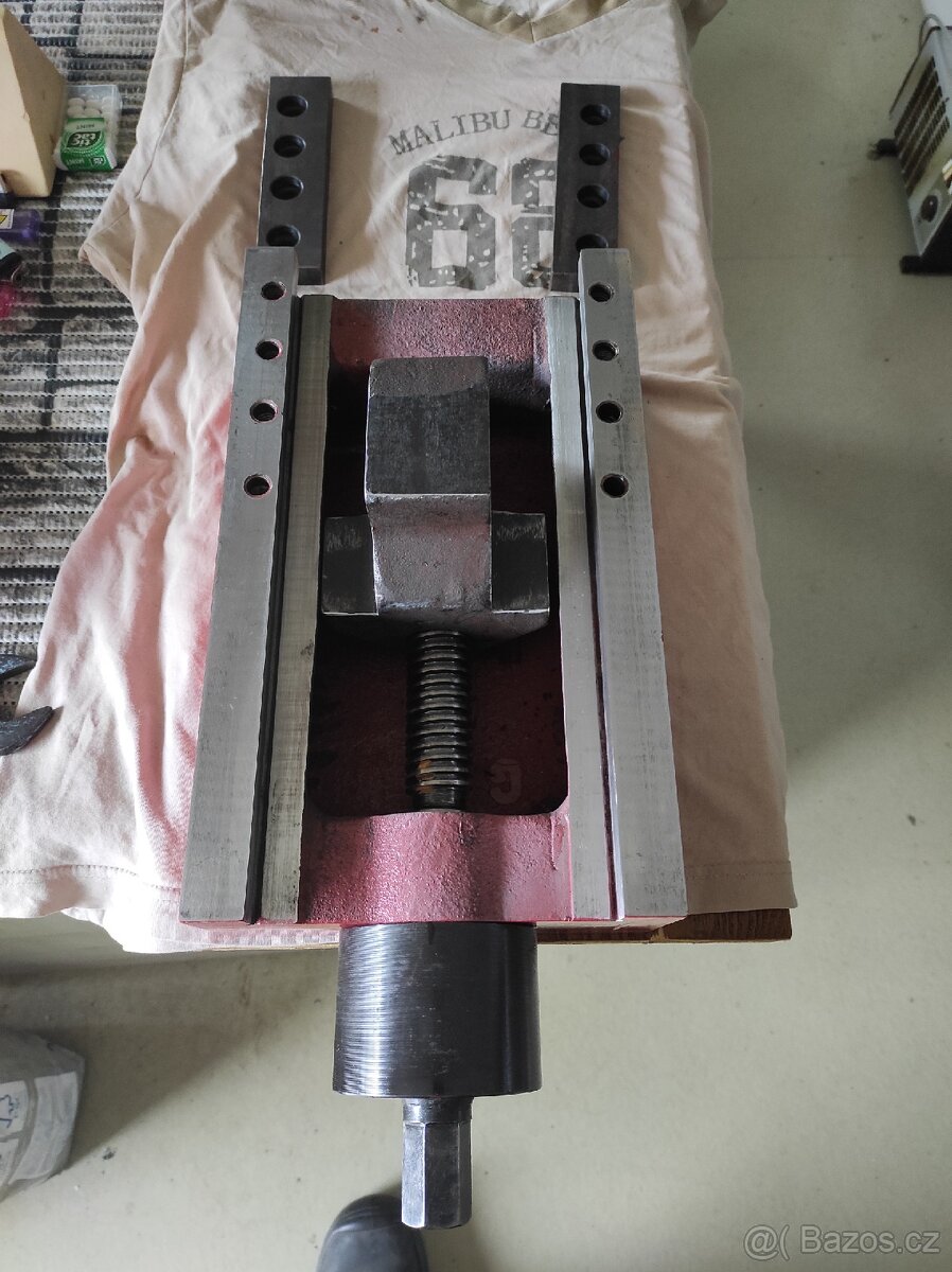 Strojní svěrák, čelisti 200 mm. - 6