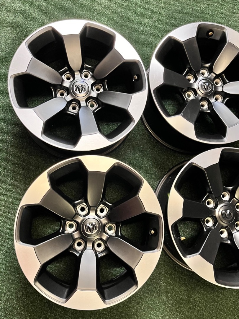 6x139.7 R18 Dodge RAM 1500 REBEL Originál Alu + senzory - 6