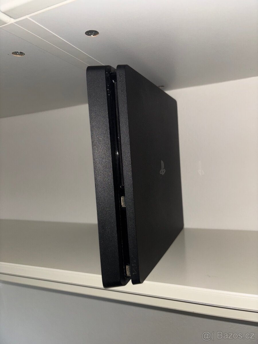 PlayStation 4 (PS4) s ovladačem - 6