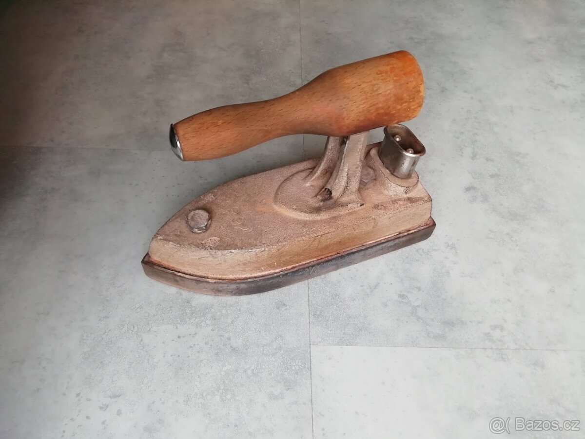 Stará krejčovská žehlička a smaltovaná mísa na zadělávání - 6