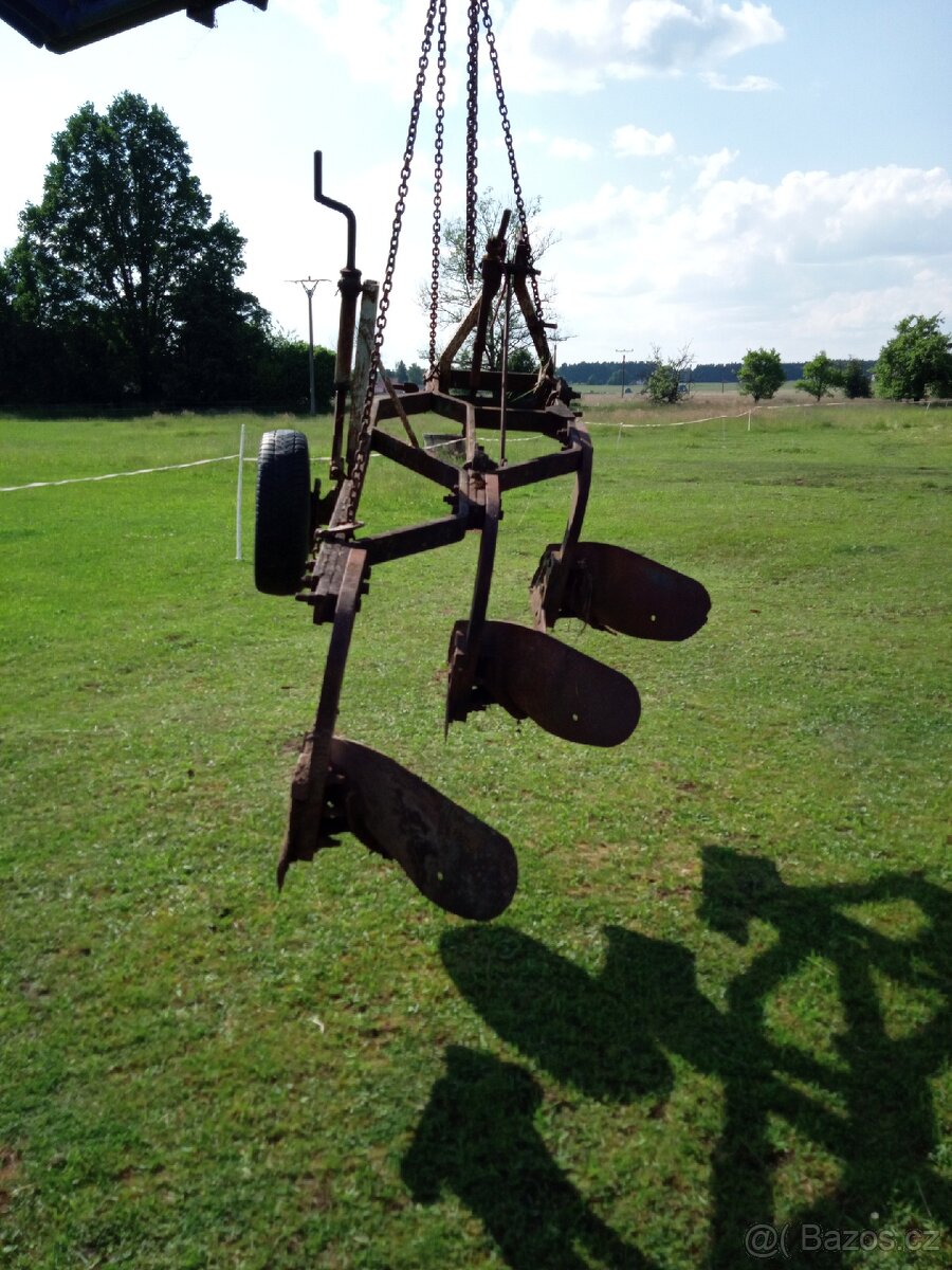 Tří radliční pluh - 6