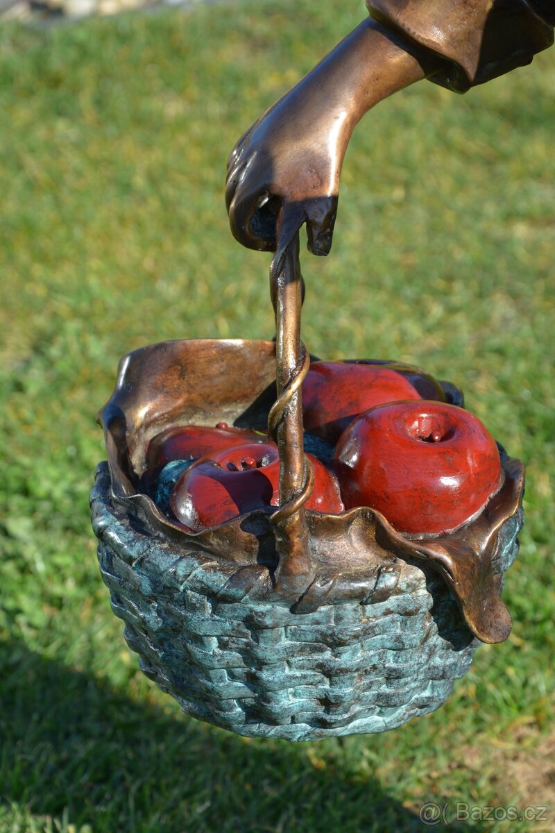 Bronzová socha-Dívka s jablky-kolorovaná-UNIKÁT - 6