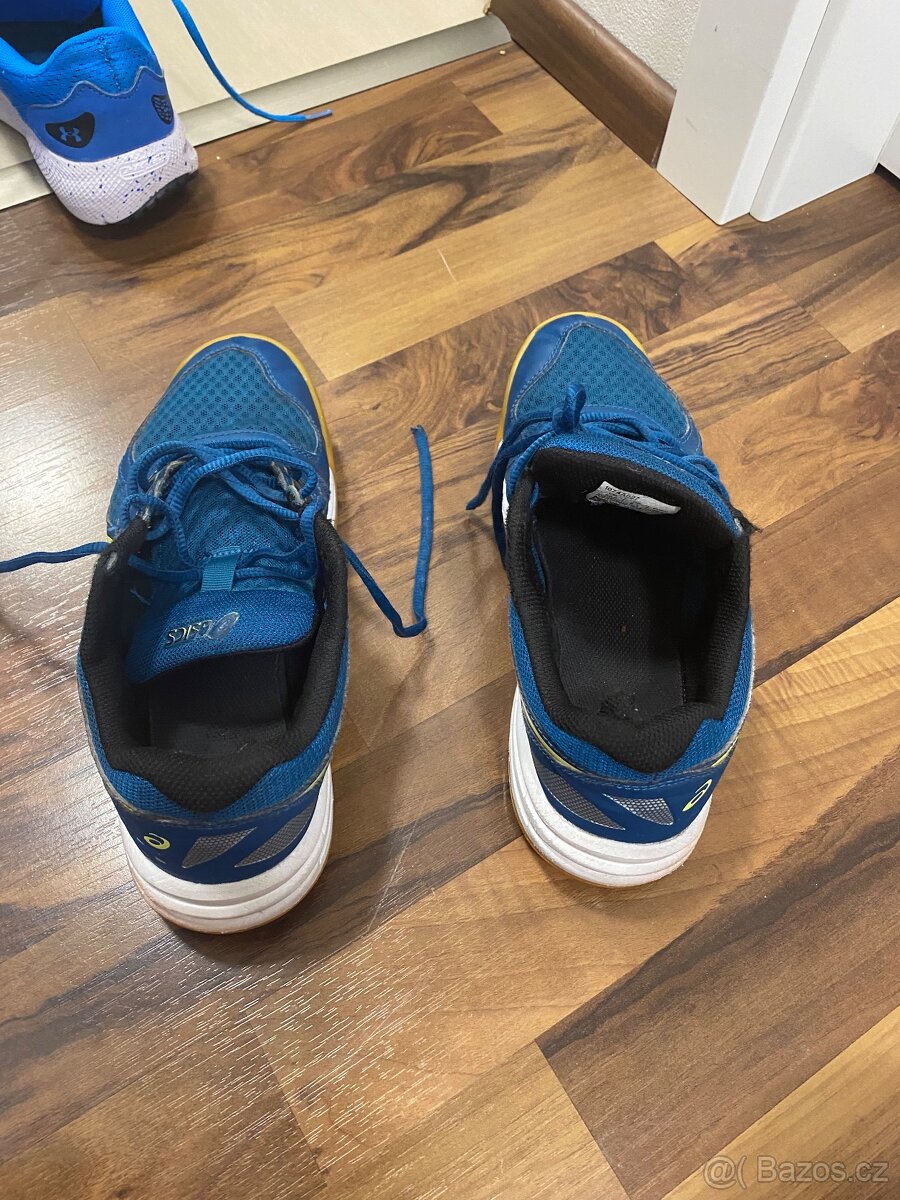 Sálové boty - ASICS UPCOURT 4, velikost stélky 25cm - 6