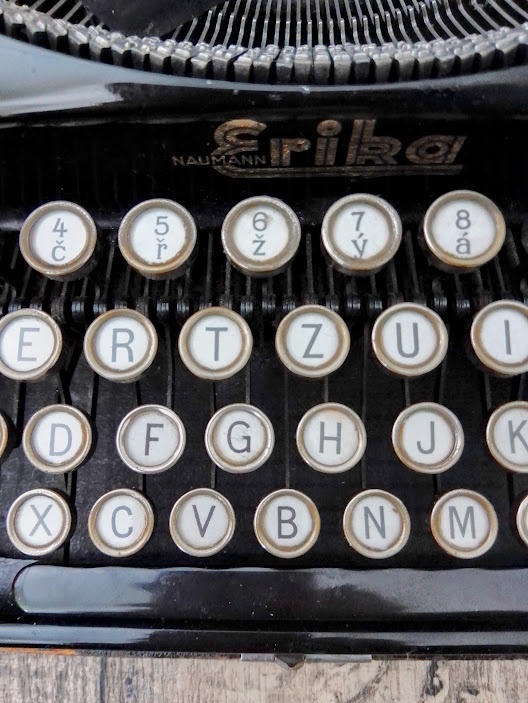 STAROŽITNÝ KUFŘÍKOVÝ PSACÍ STROJ ERIKA 6 A.-G. Vorm. Seidel - 6