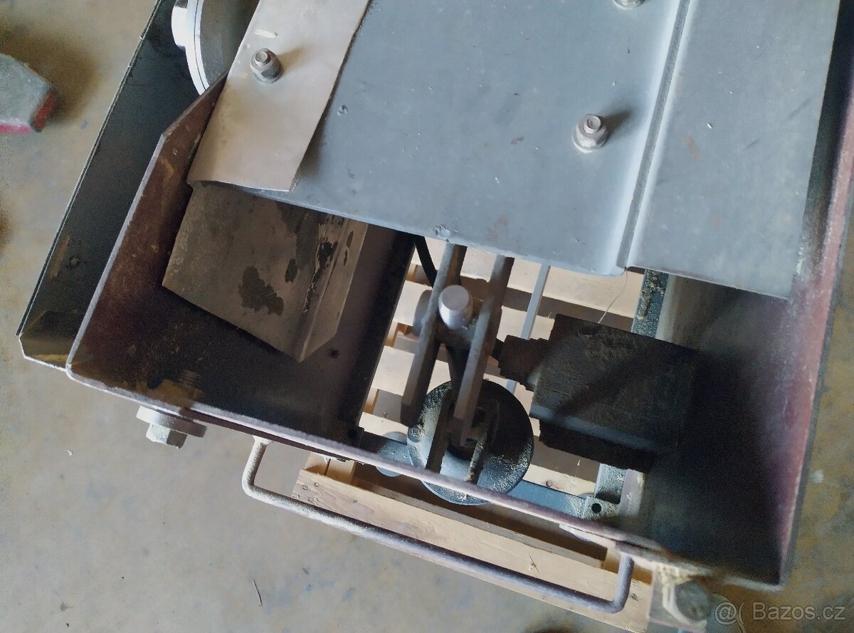 Formátovací pila UP300 - 6