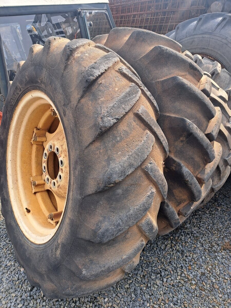 Zetor uřI zadní kola 16.9-30. - 6