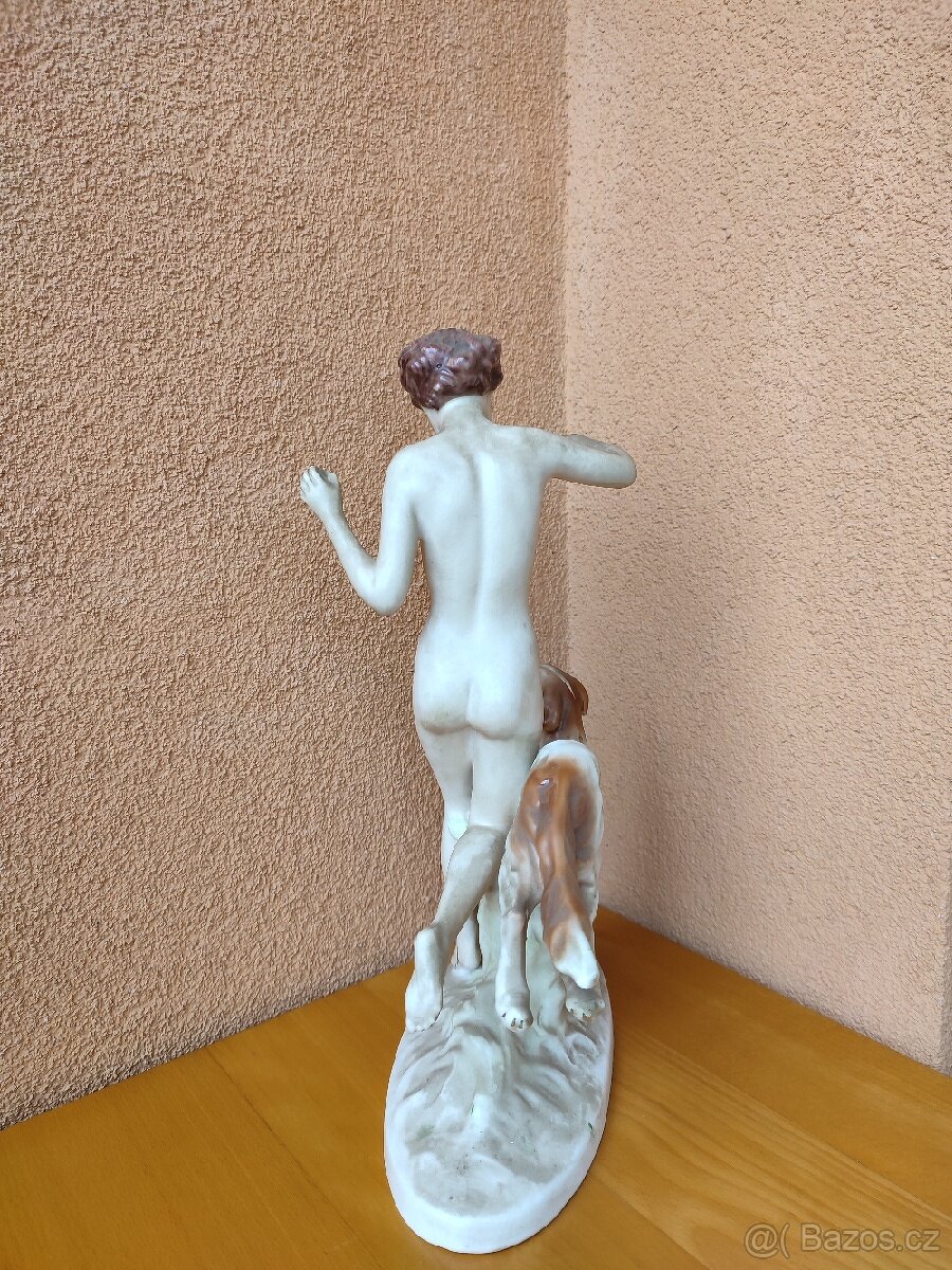 PRVOREPUBLIKOVÁ SOCHA, SLEČNA S CHRTEM. - 6