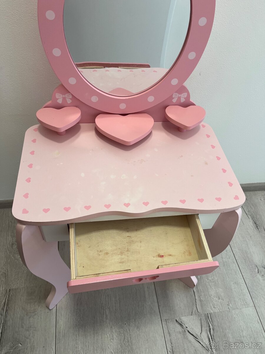 Dětský kosmetický stolek - 6