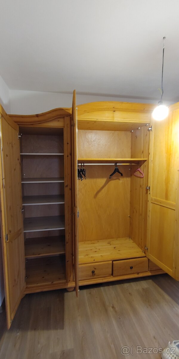 Velká dřevěná masivní skříň Jitona Arosa - 6