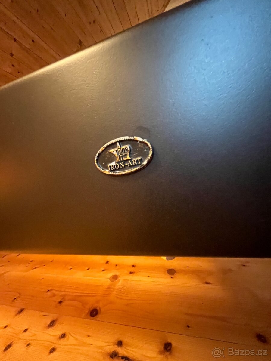 Kovaná postel s doplňky - 6