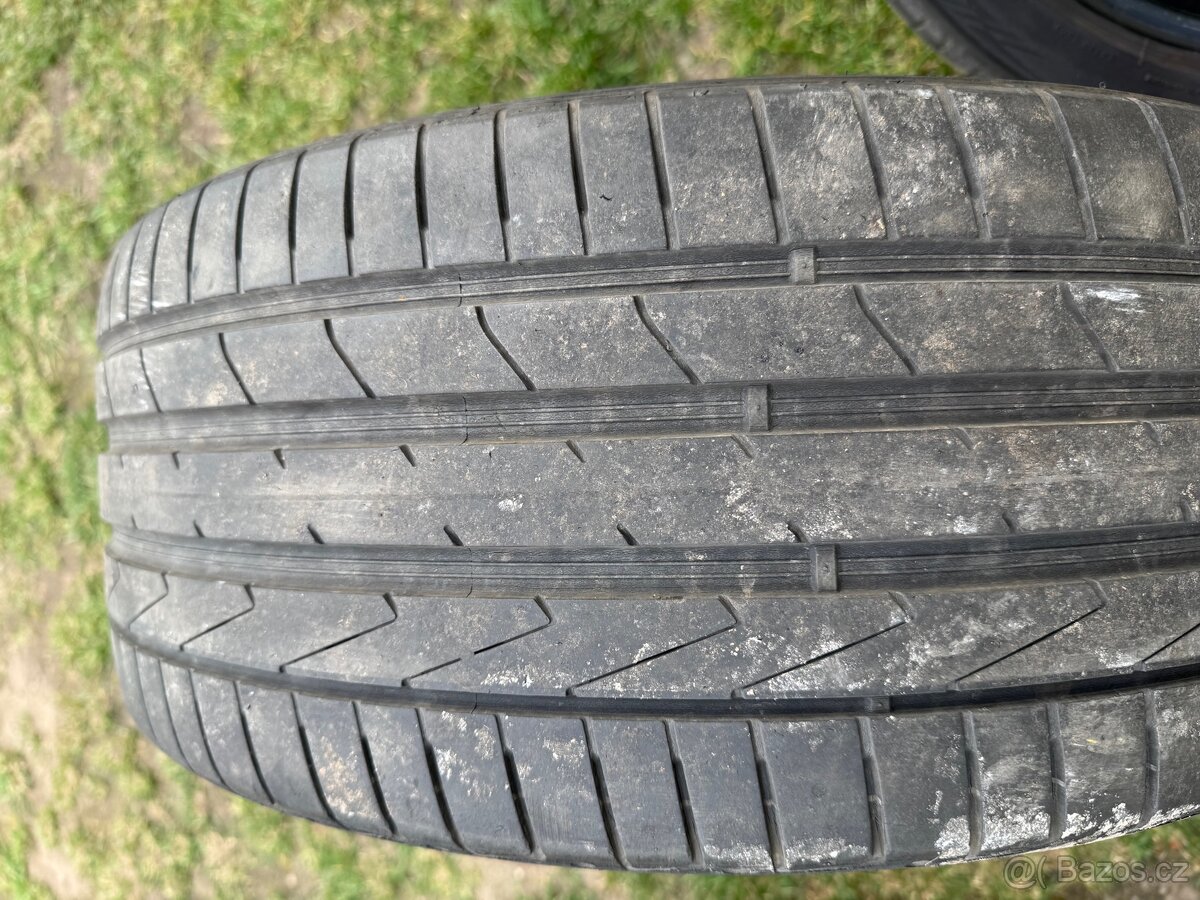 235/40 R19 - 6