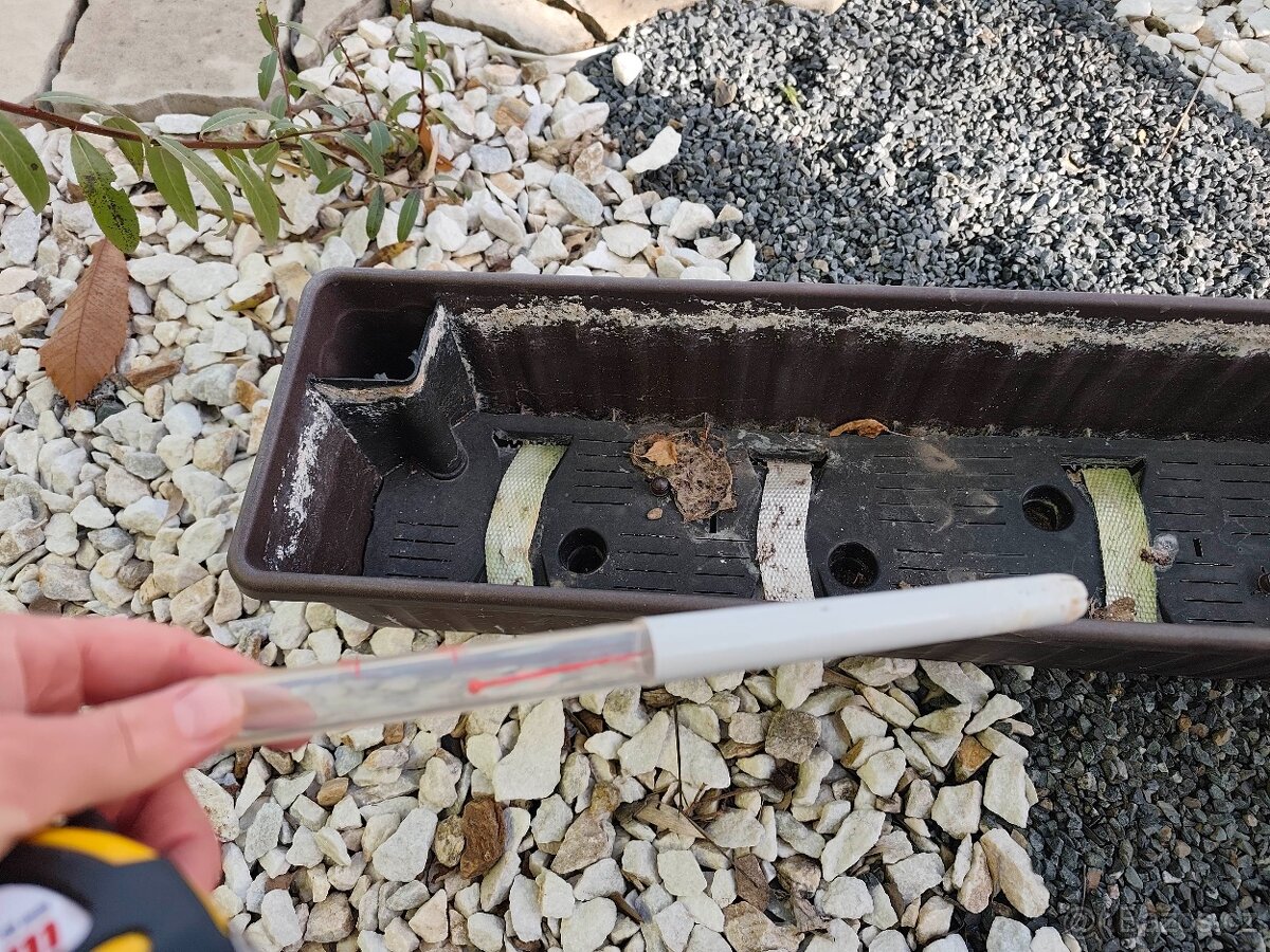 Velký truhlík na parapet 79x20x20cm hnědý květináč samozavla - 6