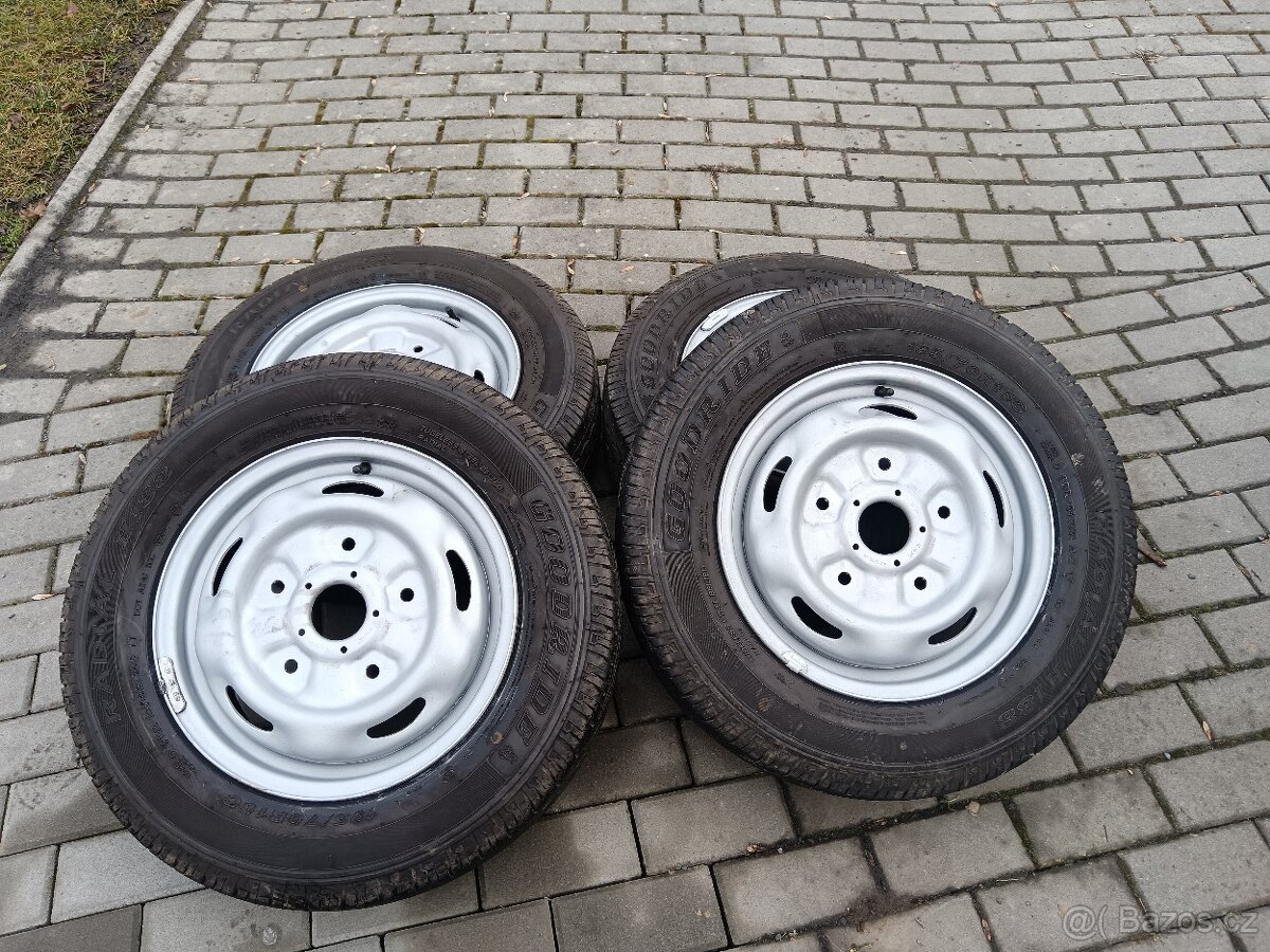 Prodám pneu +plechové disky ford transit. - 6