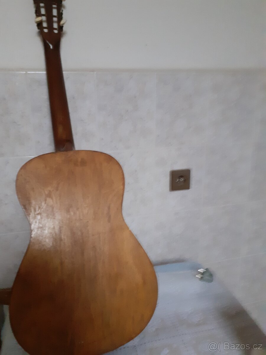 Retro kytara 60 let stará - 6