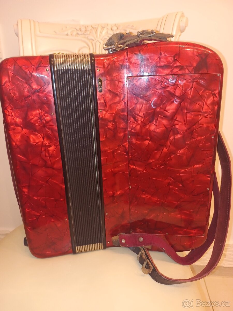 Opravář prodává knoflíkový akordeon 80 basů - 6