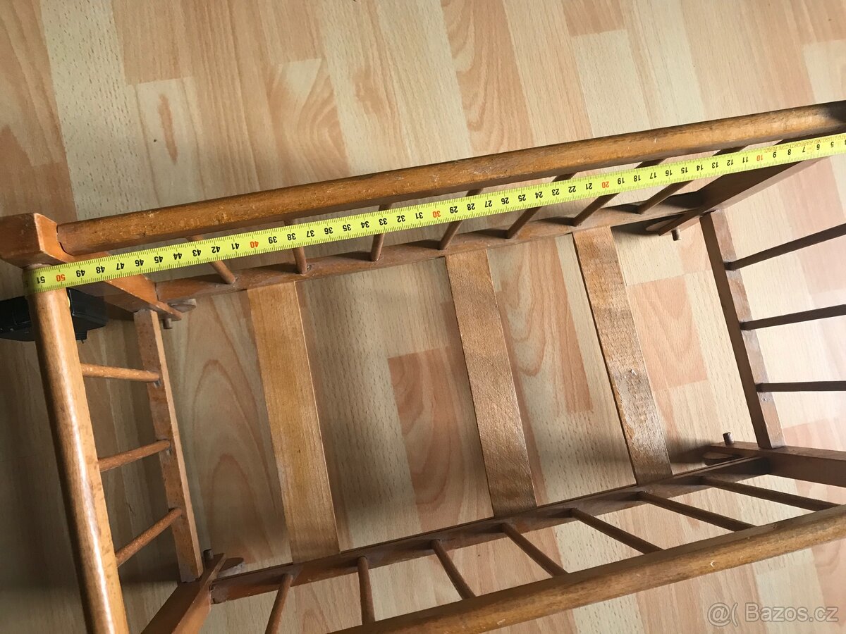 Dřevěná retro postýlka na kolečkách - 6