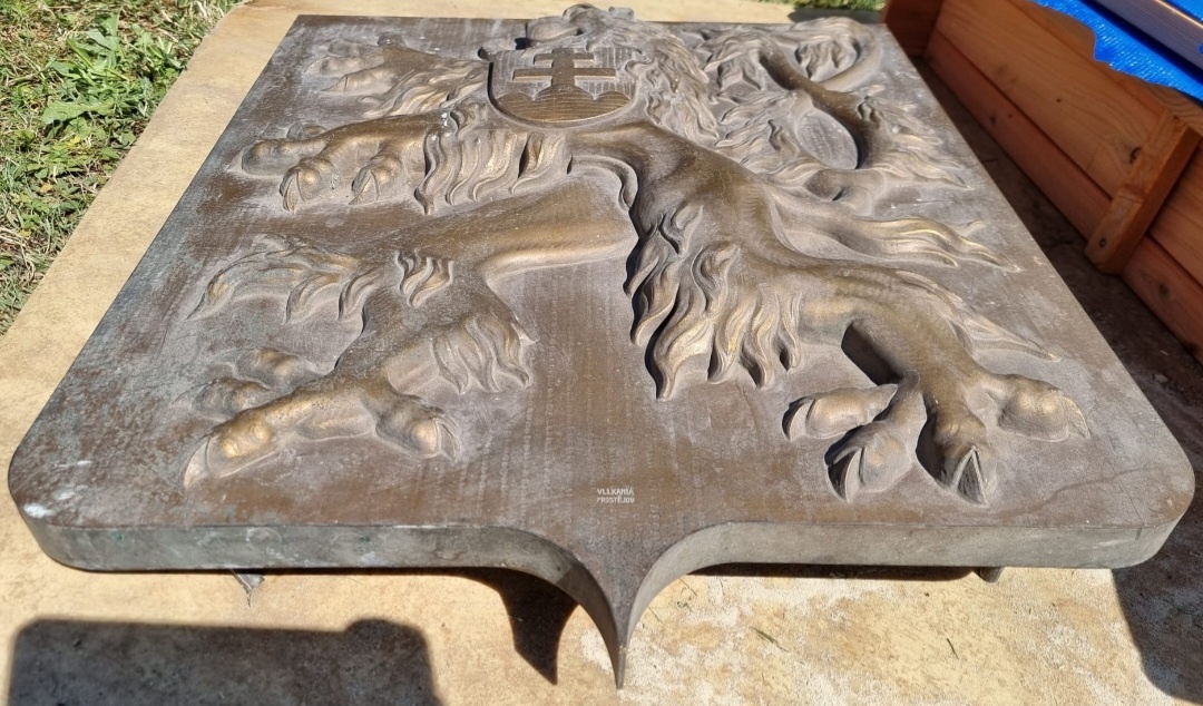 Obří kovový znak LEV Vulkania Prostějov - 6