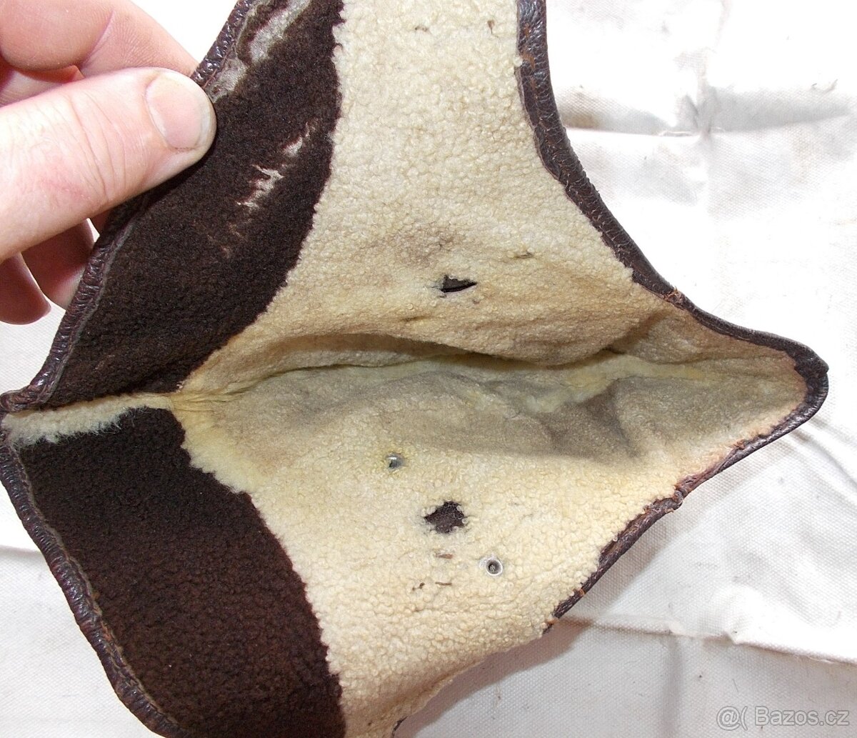 Stará, kožená motokukla. - 6